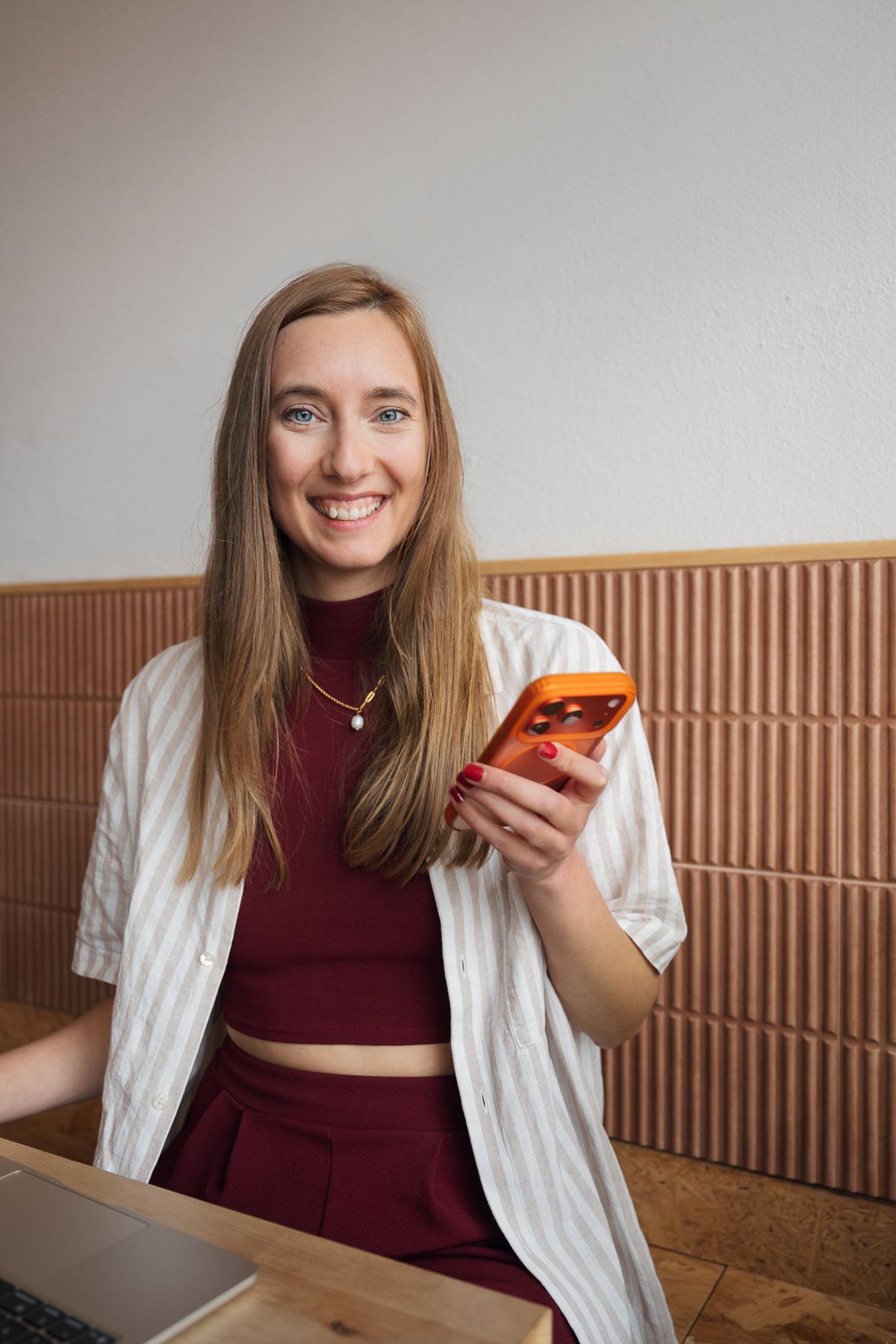 Porträt von Corinna Reupke mit Smartphone